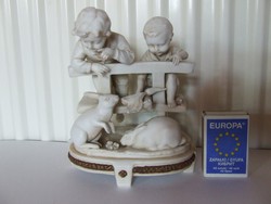 Bájos,régi antik biszkvit gyermek porcelán babák,figurák nyuszi etetés közben-húsvéti életkép