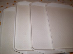 Fehér műanyag tálaló tálca 4 darab egyben. 30x43 cm. 