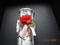 Ezüst zománcos kis kerámia díszváza kézzel készült díszvirággal 14,8 cm