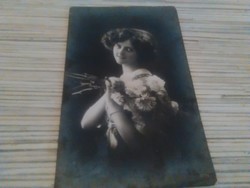 Antik képeslap Lány virággal (1915).