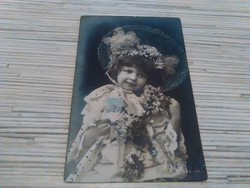 Antik képeslap Kislány virággal (1906).