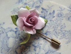 Porcelán rózsa bross 