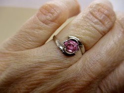 Szép kis  ezüst gyűrű rózsaszín kővel