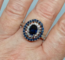Töltött ezüst gyűrű, kék zafír és fehér CZ kristályokkal