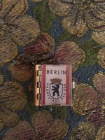 Különleges miniatűr könyv kitűző berlini leporelló