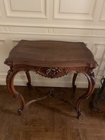 Gyönyörű faragott antik asztal