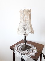 Vintage asztali lámpa csupa csipke búrával - eklektikus brozszínű lábbal - shabby chic olvasólámpa