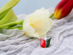Tűzzománc tulipán kokárda bross március 15. kitűző nemzeti ünnep ékszer