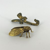 Réz vagy bronz netsuke figura Sárkány és rovar vagy légy figurák