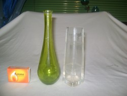 Régi üveg palack és régi kis váza