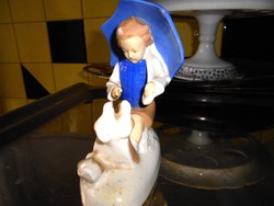 Madarakat etető gyermek: régi német  porcelán vitrin figura