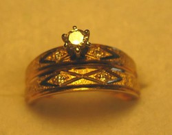 14 Kt. Yellow gold ring with five diamonds