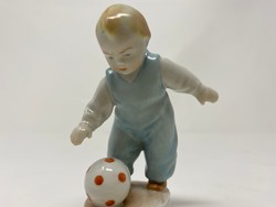Zsolnay labdával játszó kisfiú 