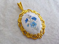 Jelzett aranyozott medál Royal Adderley porcelánnal