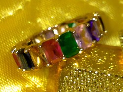 Gyönyörű arany ozott, színes drágakövekkel körben foglalt gyűrű 
