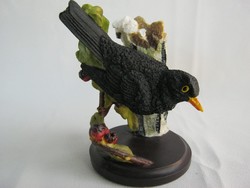 Fekete rigó madár figura