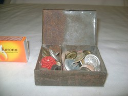Antik lemez gombos doboz eredeti tartalmával - köztük katonai gombokkal