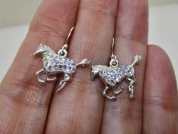 Gyönyörű  kézműves lovacskás ezüst fülbevaló kövekkel