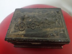 Postakocsis ábrázolású antik szivartartó fém doboz, fa betéttel