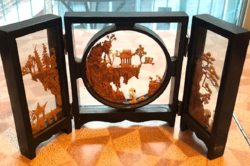 Kínai lakkfa üvegbetétes, parafa gazdagon díszített tájkép betétekkel összehajtható kis paraván dísz
