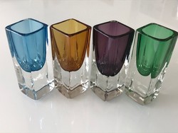 Kétrétegű, színes, sommerso technikával készült likőrös poharak 
