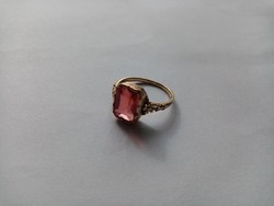Fémjelzett 585 14 karátos arany gyűrű piros kővel (69)