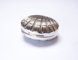 Mutatós kagyló alakú ezüst szelence.