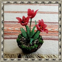 Gyöngyből készített tulipán fonott kosárban GYV26-1