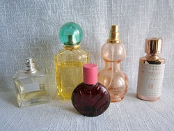 5 db különböző parfümös üveg, kettőben még van parfüm