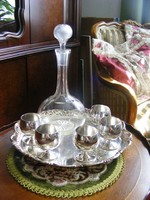 Antik, ezüstözött talpas pohár készlet, 5 db boros vagy likőrös kehely, hozzá üveg palack és tálca