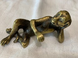 Fekvő majom bronz