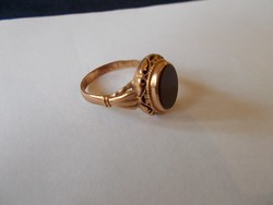 Arany férfi gyűrű onix kővel 14 karátos