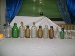 Régi gyógyszeres üveg - tizenkét darab