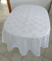 Hófehér ovális damaszt virágmintás asztalterítő, abrosz hossza 240x162 cm
