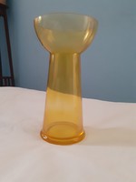 Öblös szájú sárga üveg váza