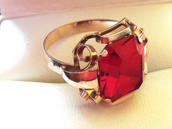 Arany gyűrű vörös kővel (14 k) 