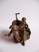 Pajzán, erotikus nő bronz szobor