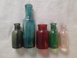 5 db régi, színes, kisebb méretű gyógyszeres üveg