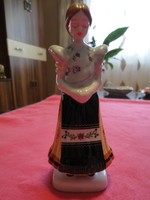 Hollóházi porcelán lányka Matyó mintás ruhában 17 cm magas