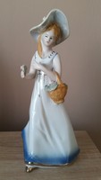 Gyönyörű porcelán női szobor  eladó!Kalapos hölgy aranyszegélyes ruhában