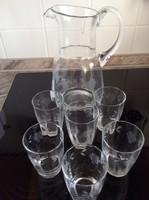 Csiszolt vizes kancsó poharakkal