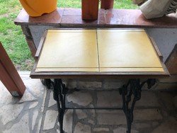 Öntöttvas Pfaff varrógép lábból, asztal levehető. sárga csempés tetővel