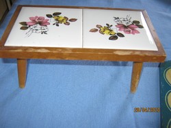 Retro virágtartó pici asztalka csempebetétes