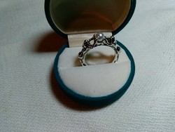 Sellőket ábrázoló ezüst gyűrű , pici gyöngyel . 10 - es .
