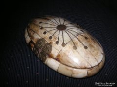 Ékszertartó csontból , nagy méretű, nagyon szép  tárgy, réz verettel , 20 x 12 cm ..