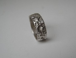 Designer ezüst karikagyűrű gyűrt hatású felülettel, uniszex!