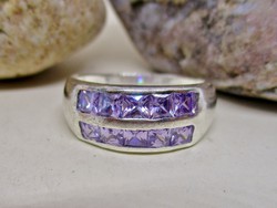 Szépséges ezüst gyűrű ametiszt lila kövekkel