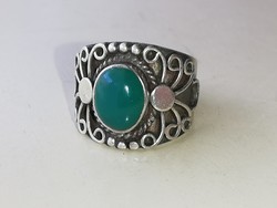 Ezüst gyűrű smaragdzöld spinell kővel díszítve. 925