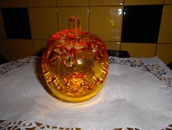 Színes üvegből alma alakú cukorka kínáló