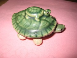 Teknősbéka , kicsinyével a hátán  ,   porcelánból   , 45 mm,keze-lába feje mozog , 70 mm
